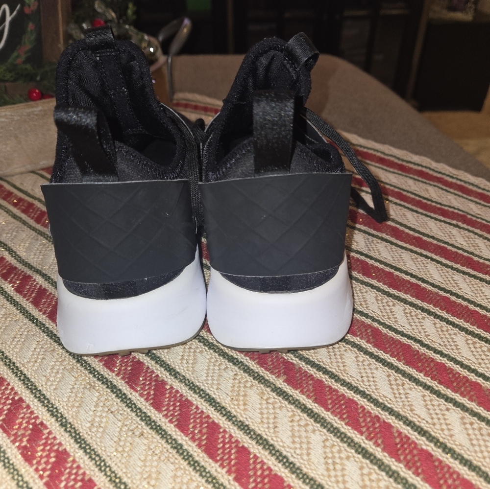 Boy's Nike Shoes - Picture 3 of 3